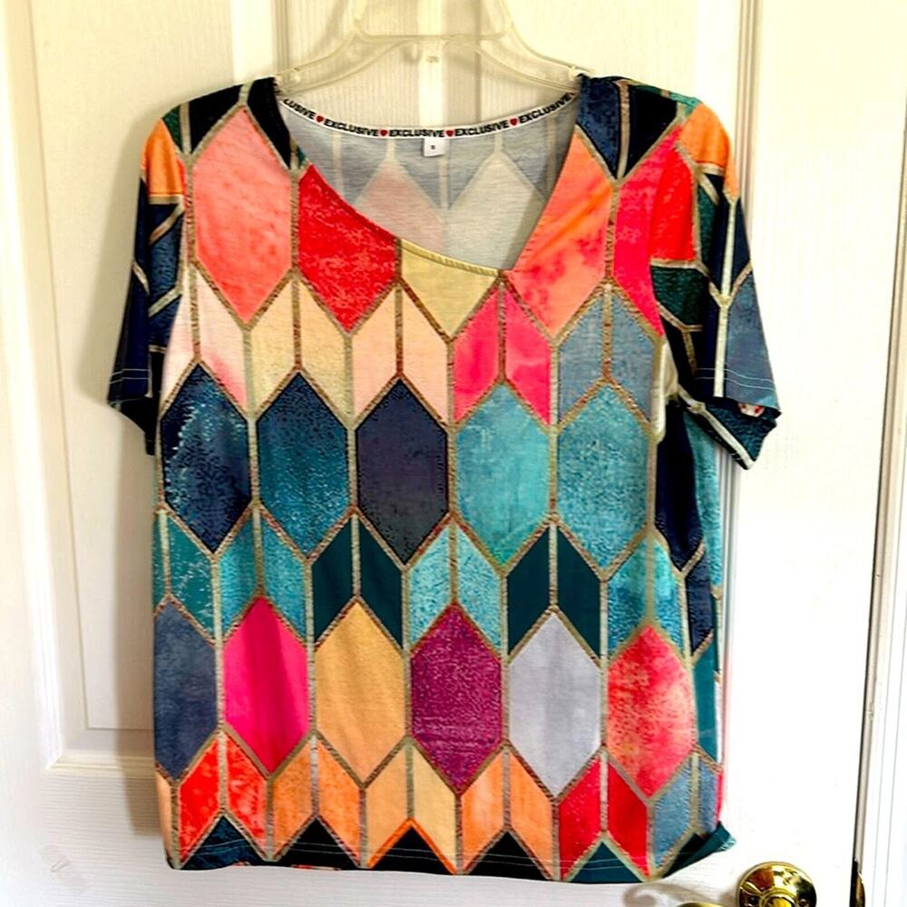 Exclusive size, small geometric design, short sleeve top lightweight